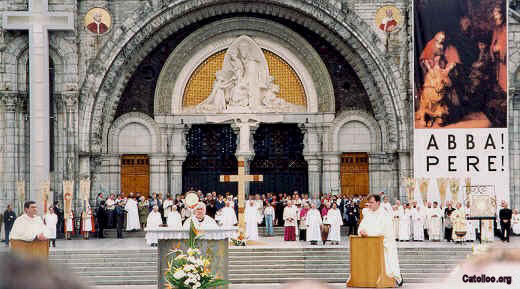 Cristo es adorado en la esplanada frente a la basílica