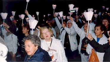 Cirios en alto para la Virgen