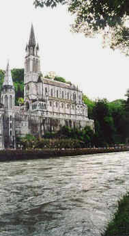 La basílica desde el río Gave