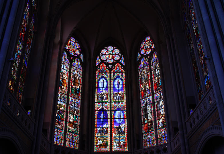 vitrales sobre altar mayor